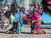 Tag von Guadalupe: Eine alte und eine junge Indiofrau vollziehen eine rituelle Handlung, Mexico City, Mexiko