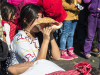 Tag von Guadalupe: Vor der Capilla del Cerrito blst eine  Indiofrau in eine Muschel und zelebriert damit ihre indigenen Traditionen, Mexico City, Mexiko