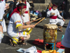 Tag von Guadalupe: Vor der Capilla del Cerrito zelebrieren Indios ihren christlichen Glauben und ihre indigenen Traditionen, Mexico City, Mexiko