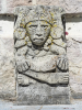 Grimmig blickende Figur in Mitla, Oaxaca, Mexiko