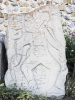 Eine der typischen Reliefplatten, die hier vermutlich eine Zeugung und Geburt zeigt, Monte Albn, bei Oaxaca de Jurez, Oaxaca, Mexiko