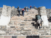 Der steile Aufstieg auf den Tempel des Quetzalcatl in Tula, Hidalgo, Mexiko
