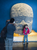 Besucher vor einem olmekischen Kolossalkopf im Nationalmuseum fr Anthropologie, Mexico City, Mexiko